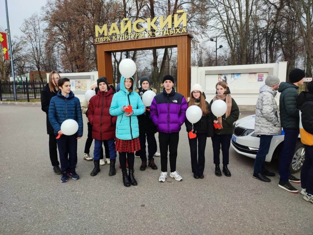 В память о погибших в ДТП в Брянске запустили в небо белые шары