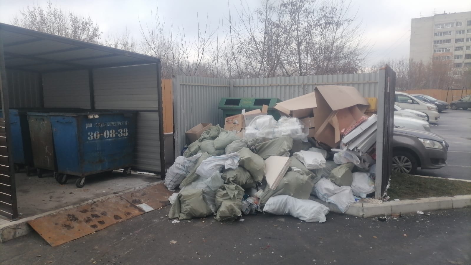 В Брянске водители мусоровозов пожаловались на заваленные мусором площадки