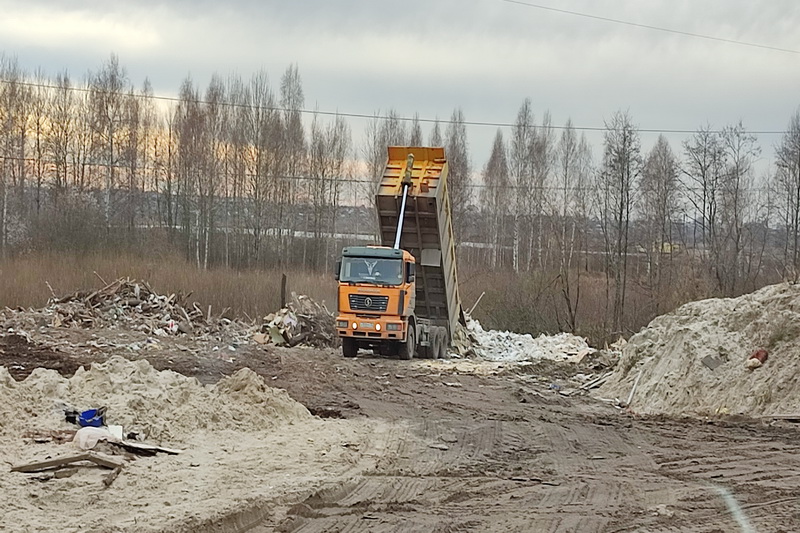 Водители грузовиков выбросили строительные отходы в песчаный карьер в поселке Нетьинка Брянского района