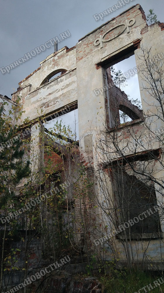 В техническом здании бывшего санатория в Новозыбкове прорвало трубы