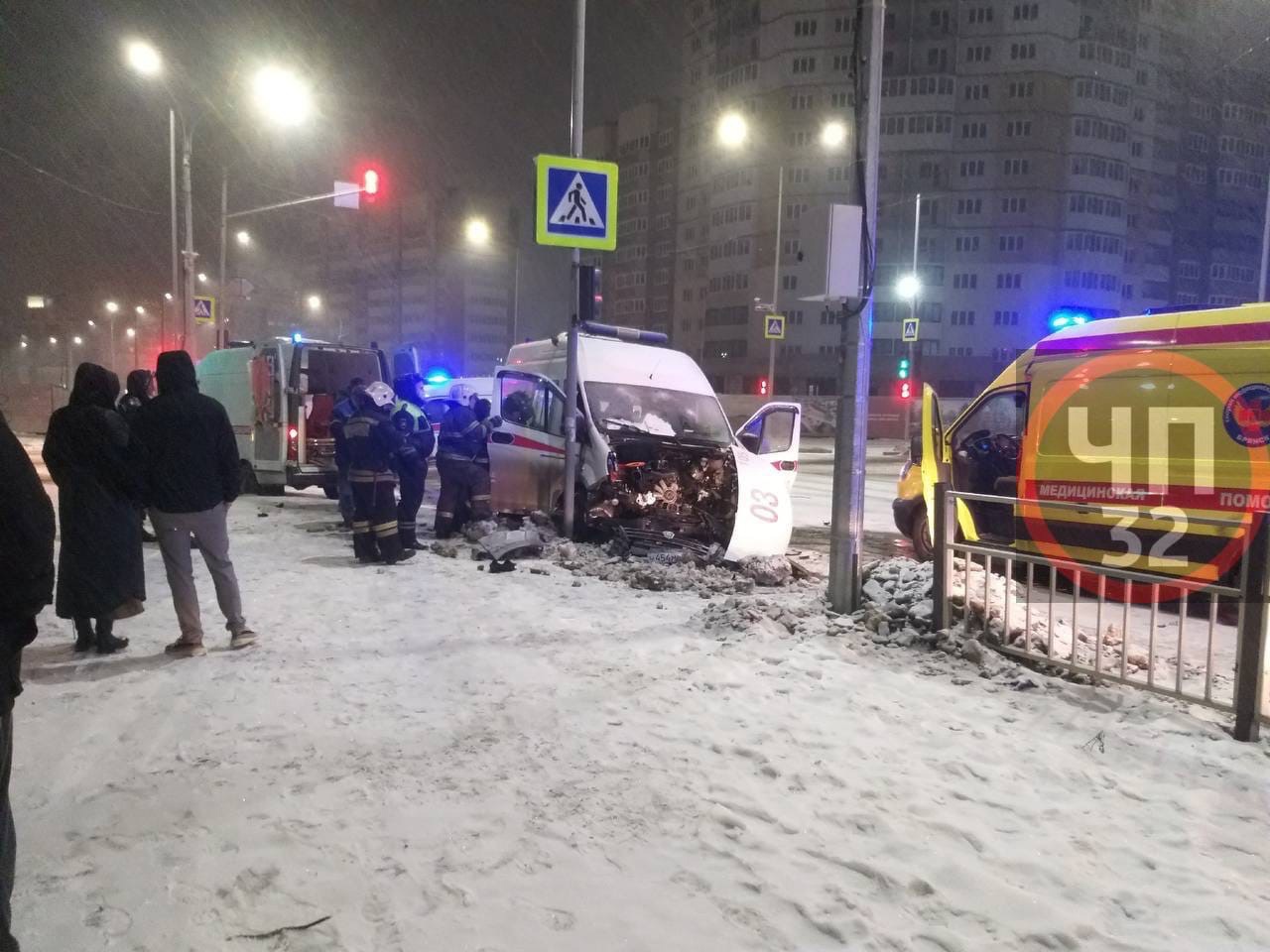 Автомобиль скорой помощи разбился в аварии в Брянске, есть пострадавшие