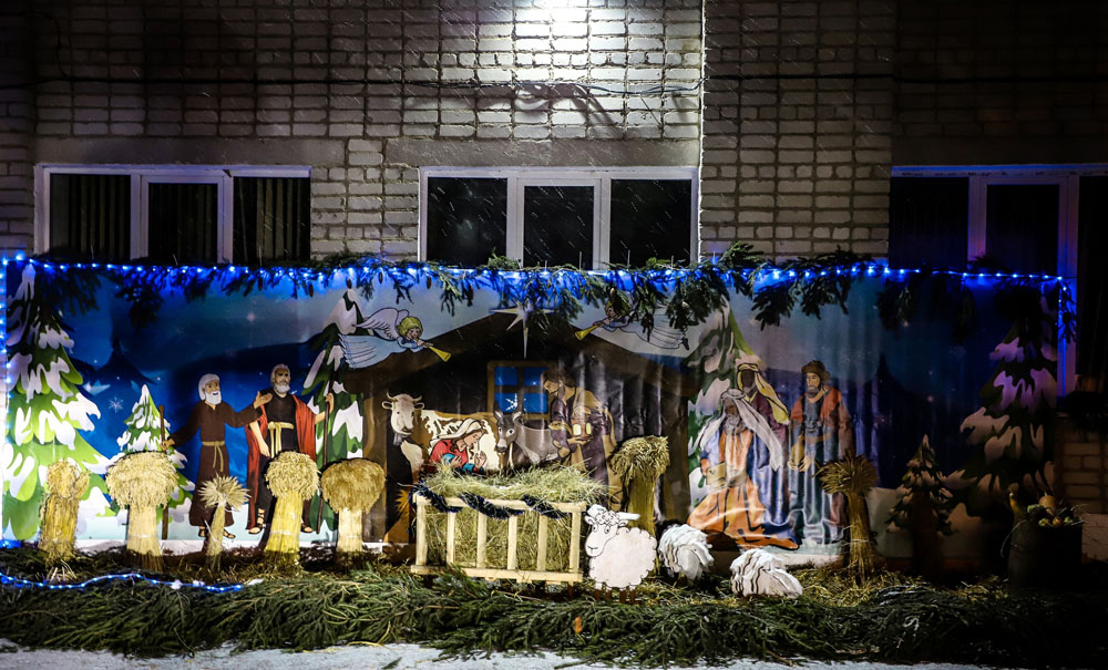 Рождественские ясли, Баба-Яга и Дедушка Мороз мирно соседствуют в Клинцах