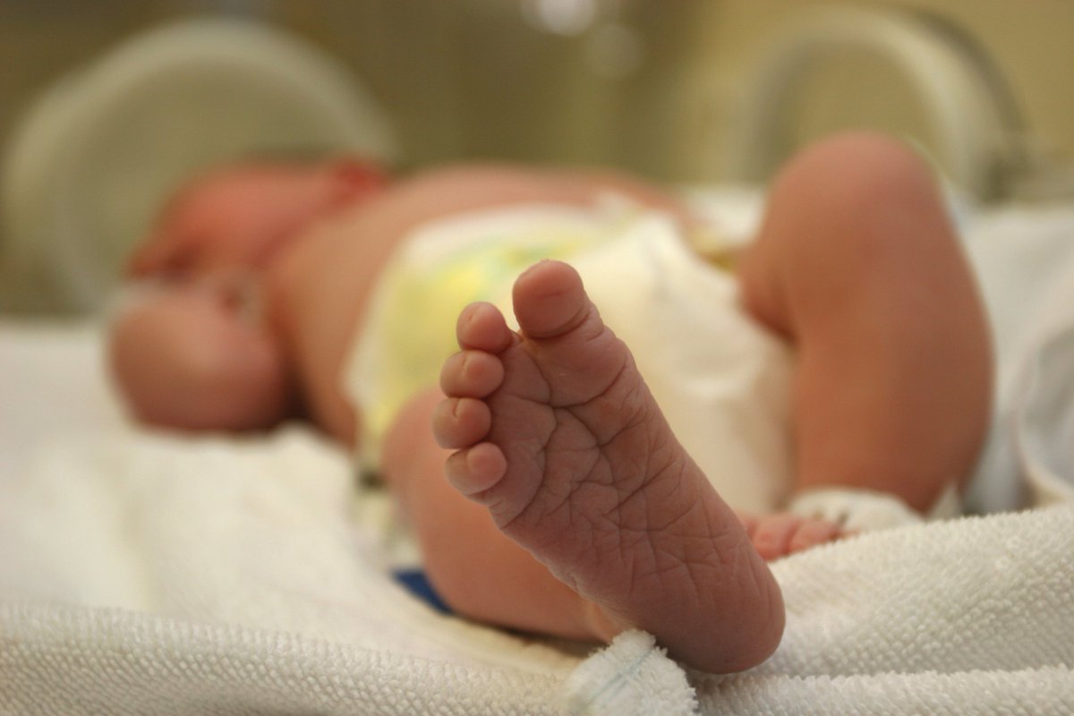 В Брянской области мать при кормлении новорожденного переломала сыну бедренную кость