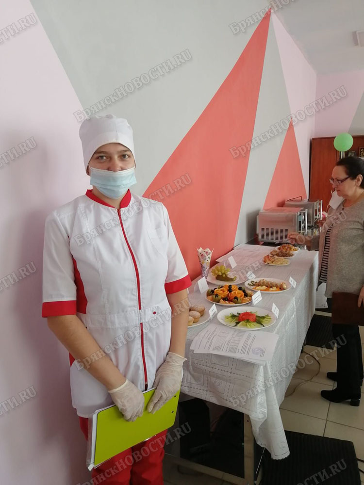 Победитель конкурса школьных поваров в Новозыбкове представила оригинальное меню в Брянске