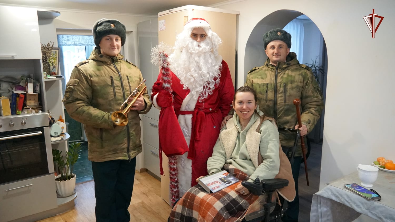 В Брянской области Дед Мороз специального назначения поздравил журналистку Елену Поцелуеву