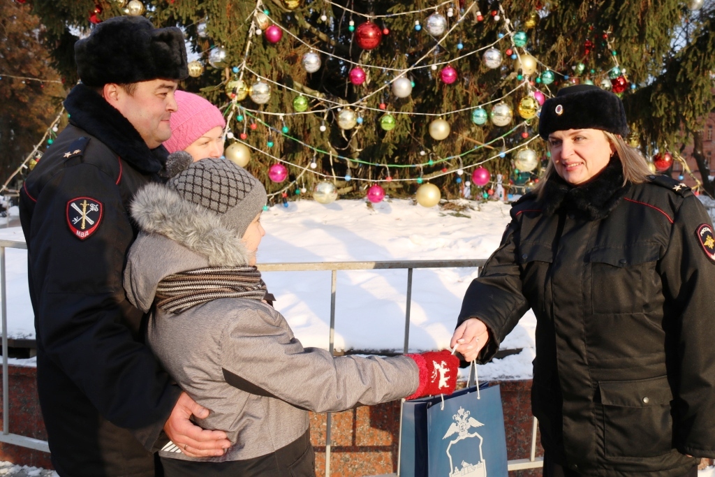 В Брянске наградили пятиклассника  – победителя конкурса «Мои родители работают в полиции»