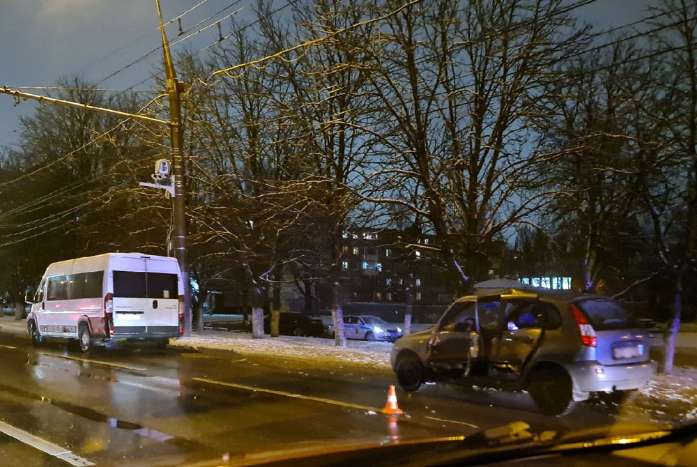 В Брянске при столкновении автомобилей пострадал водитель