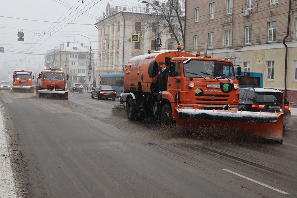 Улицы Брянска чистят 60 снегоуборочных машин