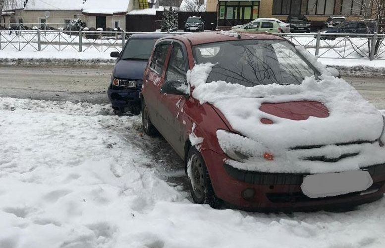 В Брянске припаркованный автомобиль во время ДТП отбросило на пешехода