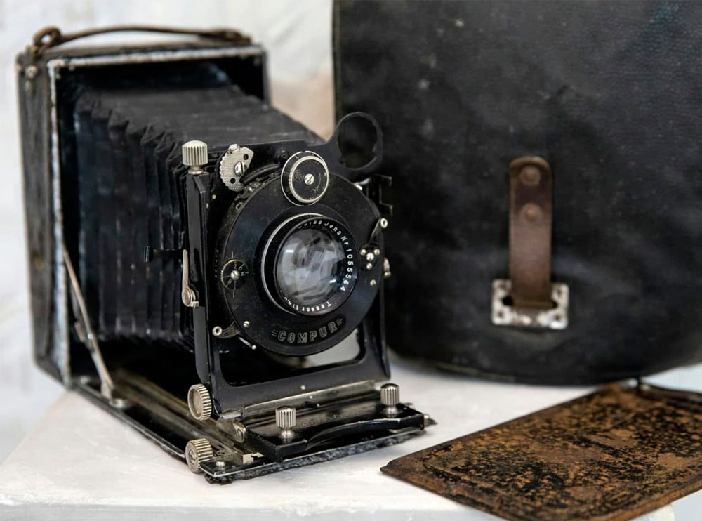 Жительница Клинцов передала в брянский музей фотокамеру, найденную в пыльном чулане