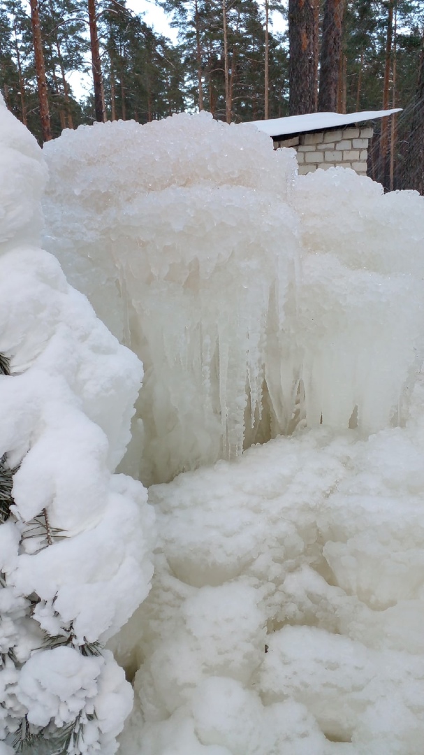 Ледяной водопад обнаружили в поселке под Брянском