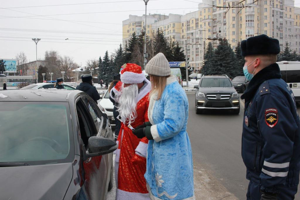 На дороги Брянска вышел праздничный патруль. Долги по штрафам проверяли на месте