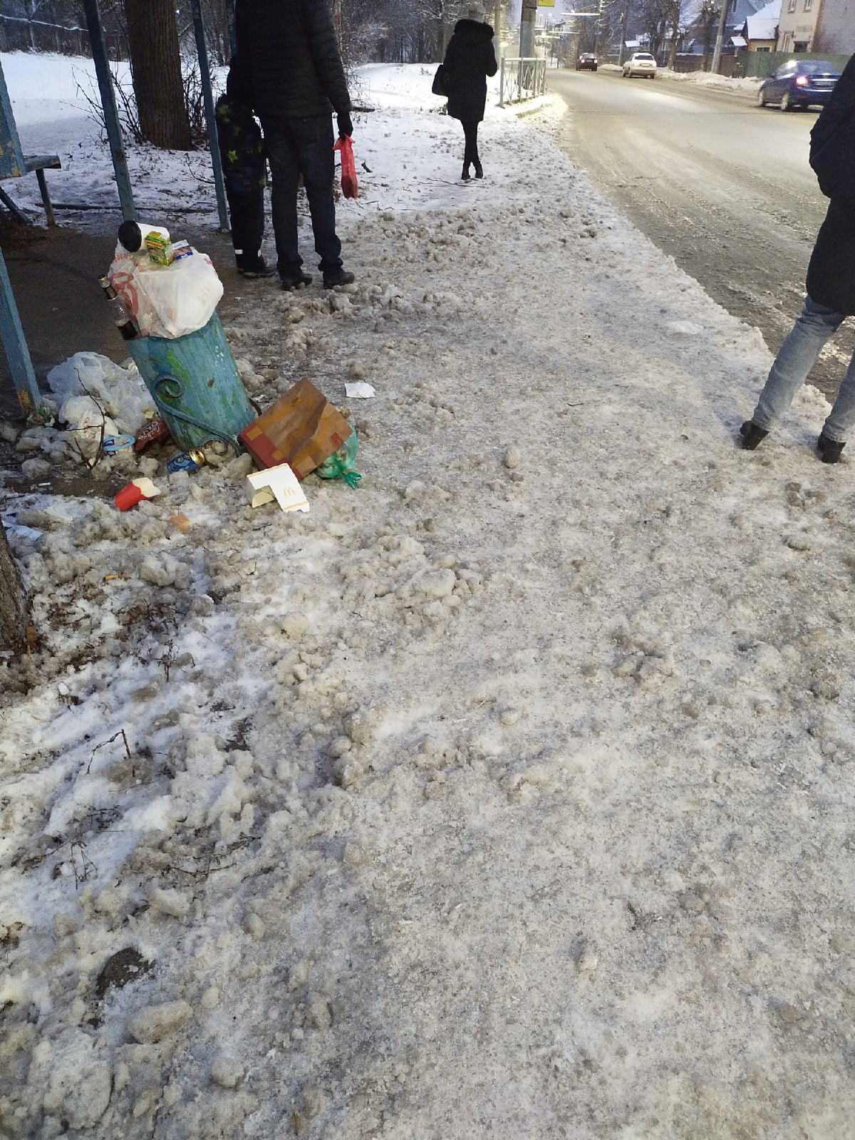 В Брянске началось «шоу на льду»: скользкие улицы заставляют людей «танцевать»