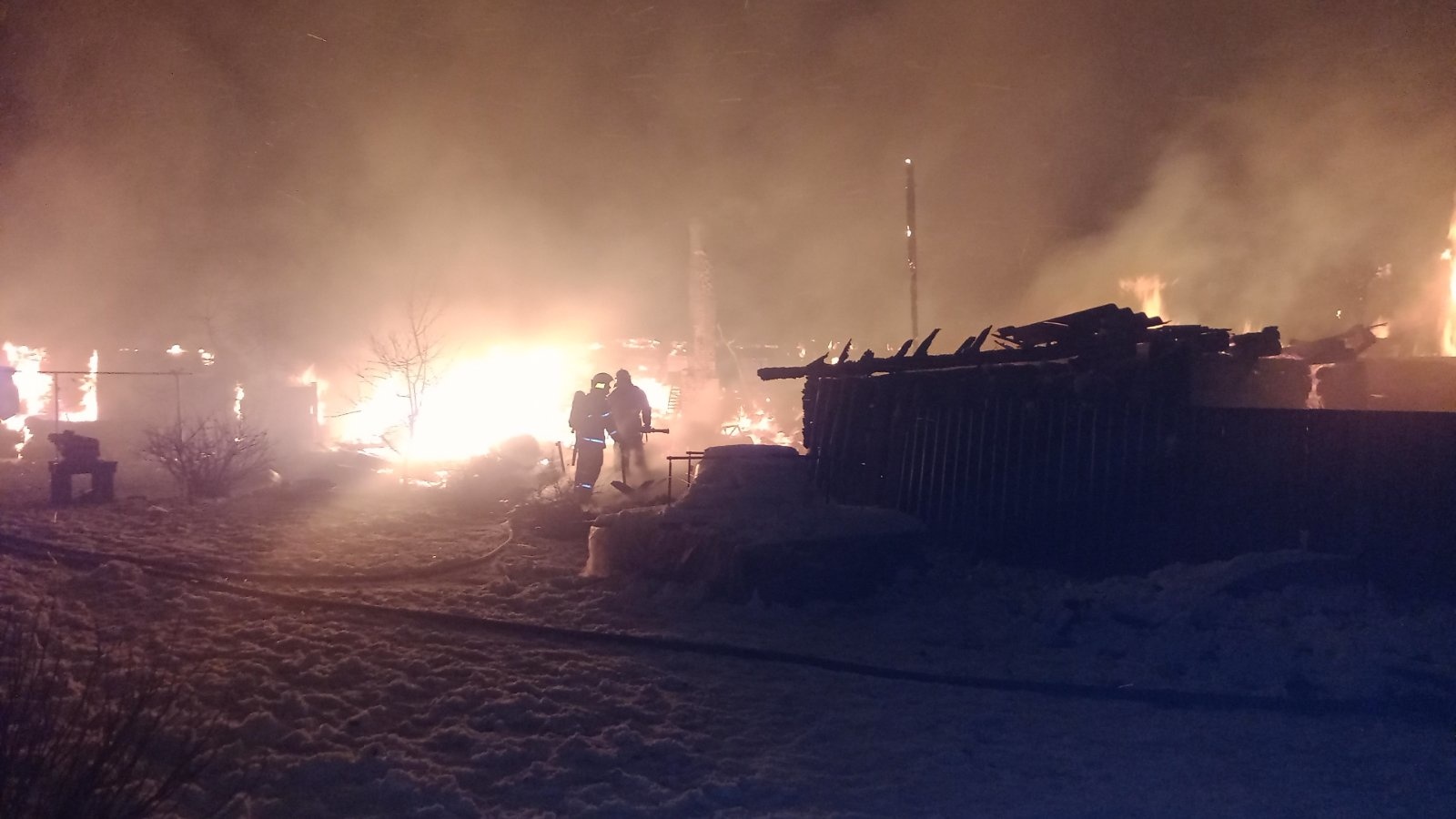 Два жилых дома и хозпостройки уничтожены огнем в Брянском районе