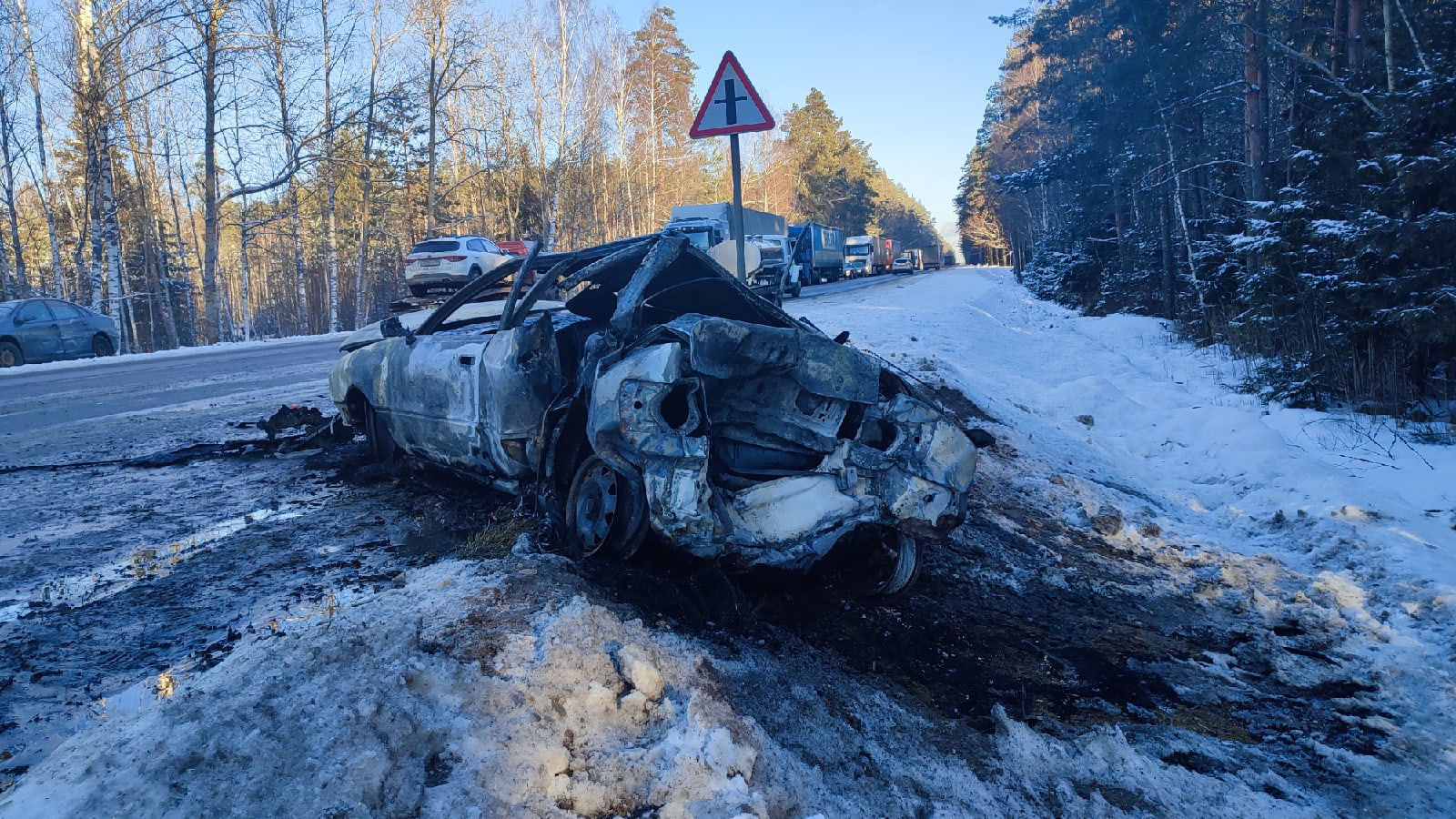 Сгорел автомобиль и погибла женщина в аварии в Брянском районе