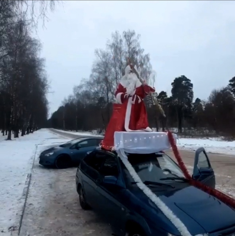 Дед Мороз на крыше авто в Клинцах понравился, а водитель попал под штраф