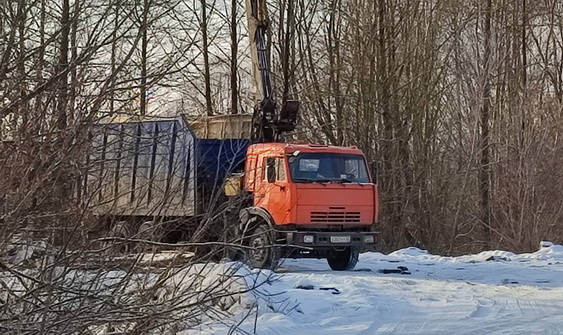 Серый перевозчик тоннами вывозит мусор к карьеру в Брянске