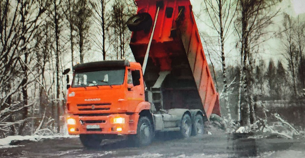 На песчаном карьере в брянском поселке Нетьинка сегодня выгрузили КАМАЗ мусора