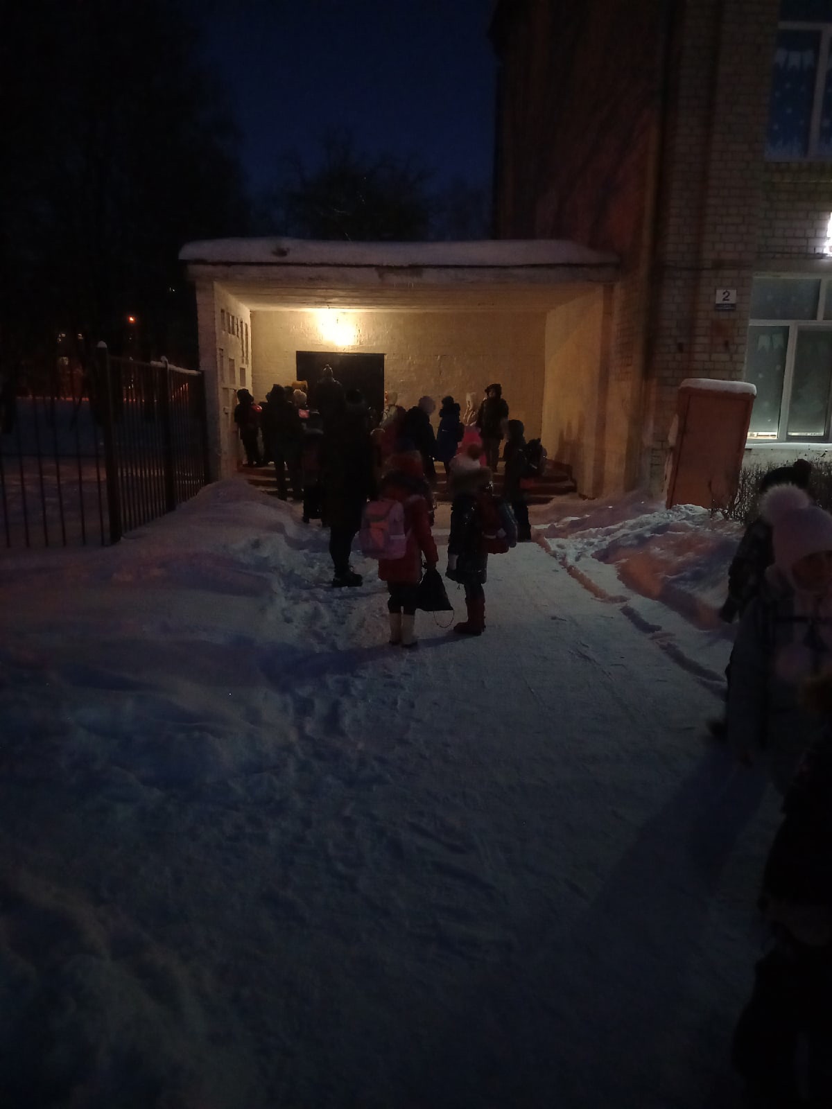 Из-за пропускного режима первоклассники в Брянске были вынуждены мерзнуть на 20-градусном морозе