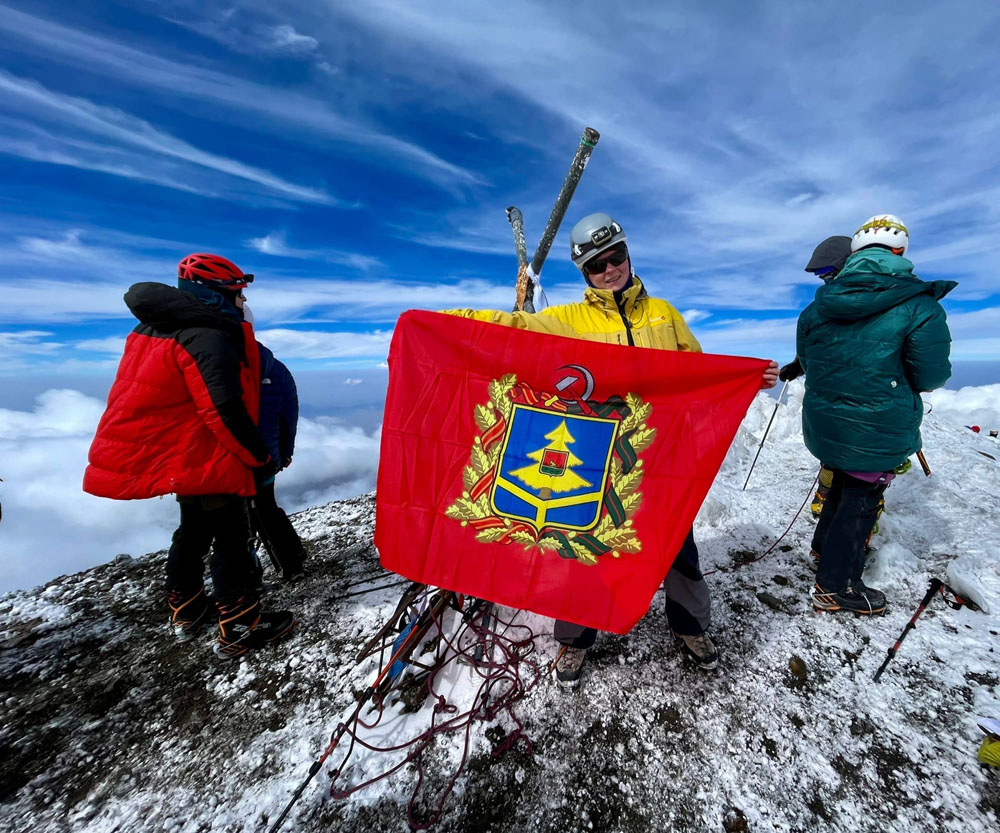 Альпинистка водрузила флаг Брянской области на вершине самой высокой горы в Мексике