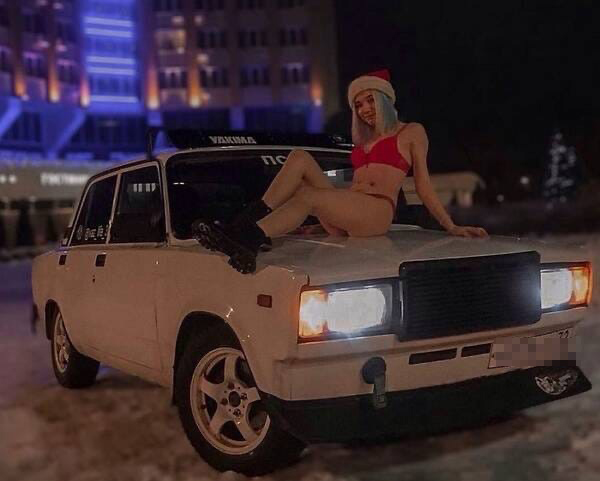Героиню откровенного снимка в новогоднем колпачке в Брянске назвали «бесстыдницей»