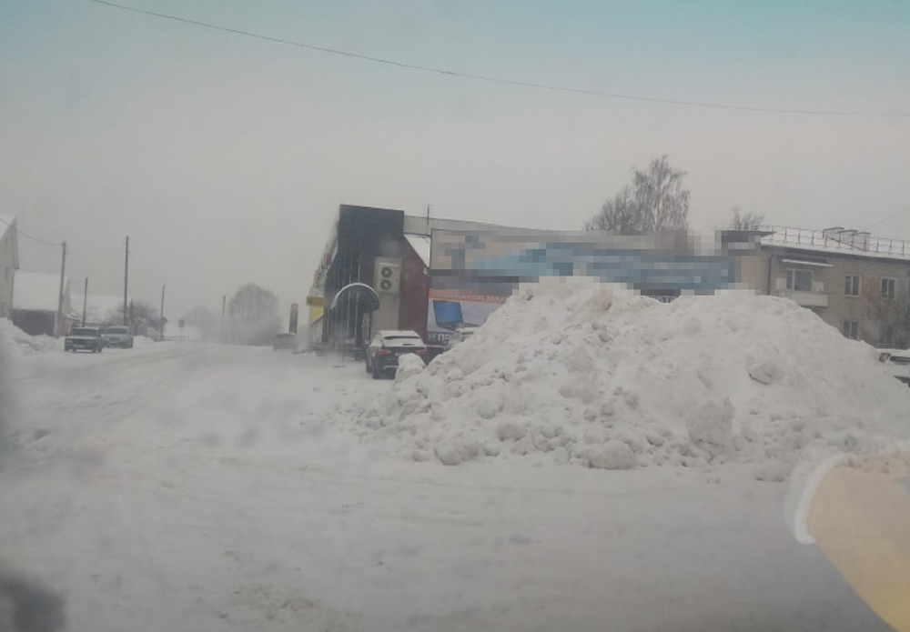 В Климово у дорог выросли горы снега. Детей за ними не увидеть