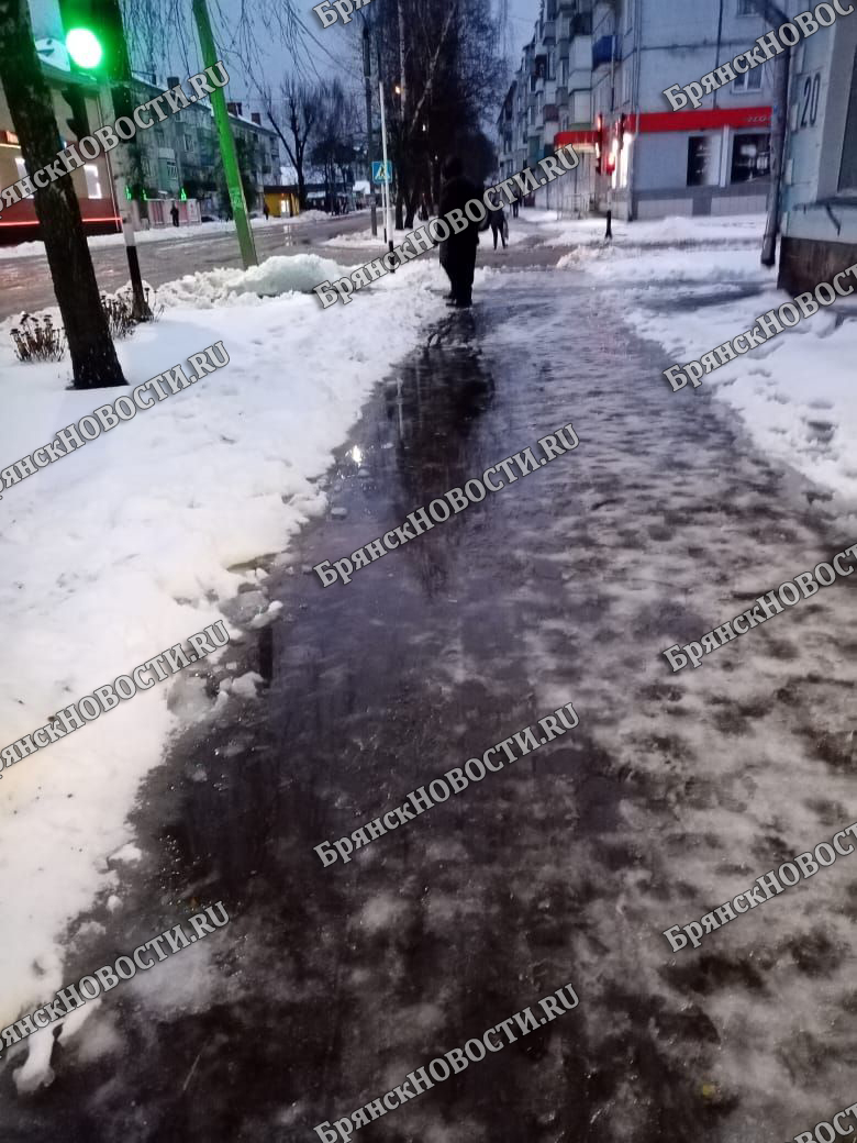 Дороги и тротуары Новозыбкова в оттепель стали труднопроходимыми •  БрянскНОВОСТИ.RU