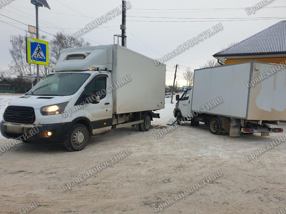 «Газель» против «Форда»: в Новозыбкове столкнулись два фургона