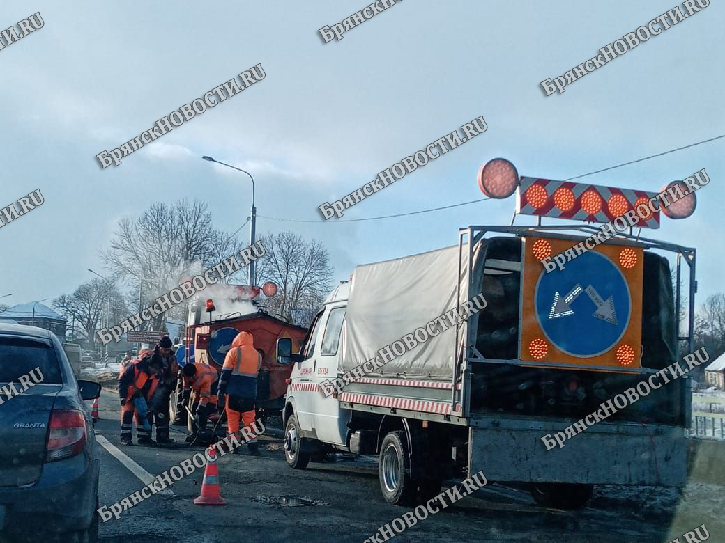 В Брянской области на трассе А-240 из-за ремонта моста образовалась пробка