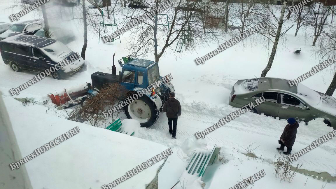 Снегоуборочная техника под Новозыбковом зарядила в машину камнем