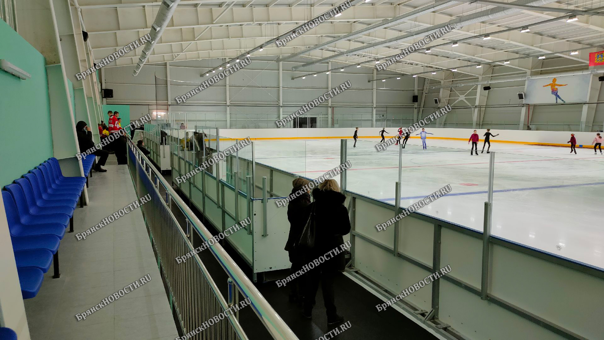 Ледовый дворец Новозыбкова подарил хоккейным командам города по часу бесплатных тренировок