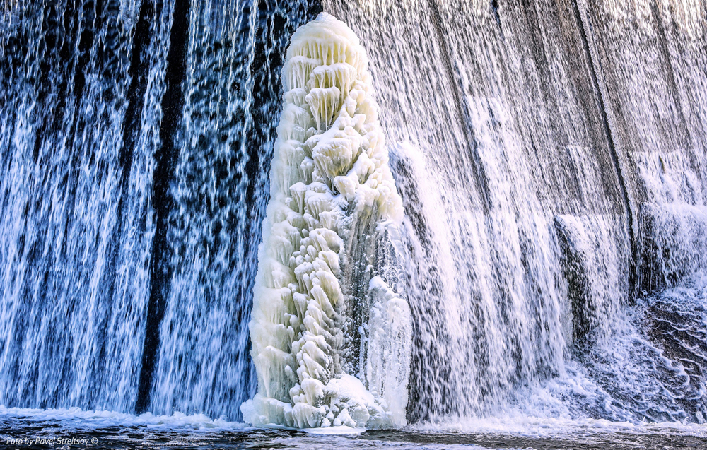 Зимний водопад стал новой достопримечательностью Брянска