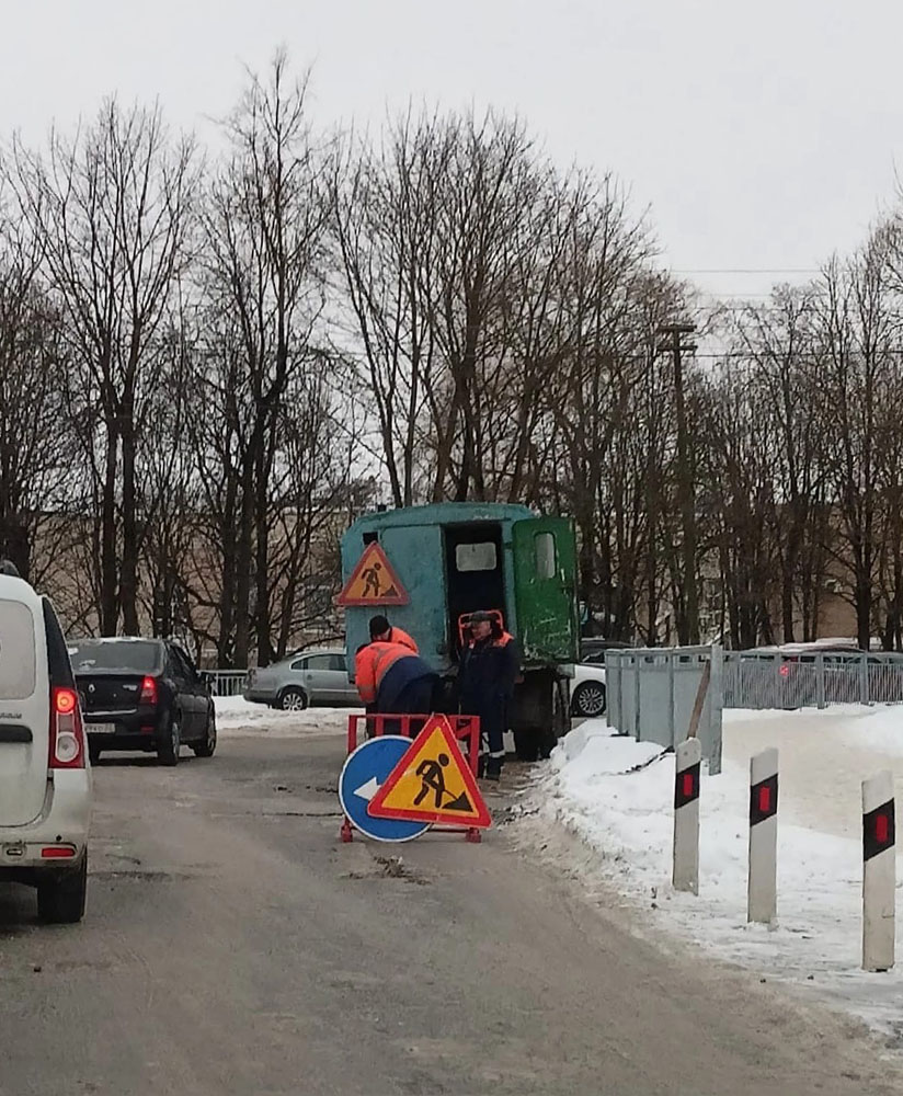 В Брянске на обледеневшей дороге начали латать ямы