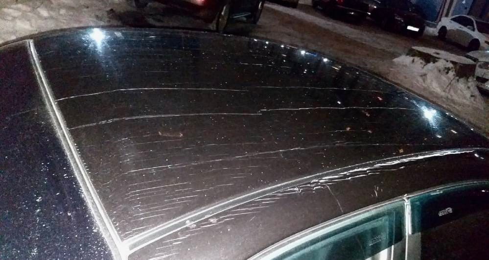 В Брянске водитель поцарапал машину о натянутый трос