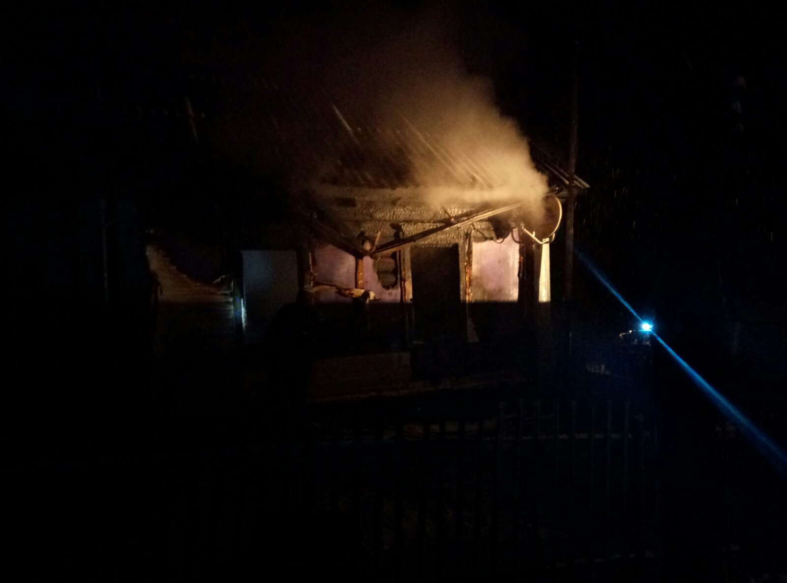 В Климовском районе дорожники из горящего дома спасли мужчину. Женщина погибла