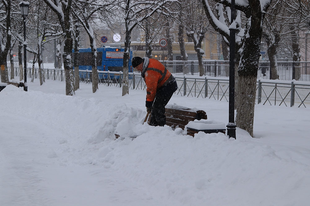 После снегопада Брянску выделяют на спецтехнику 100 миллионов рублей