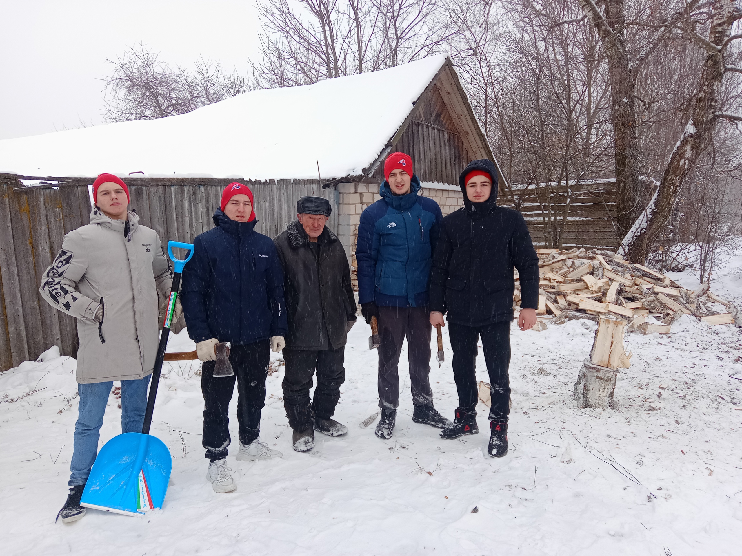Для добрых дел нет расстояния: подростки из Новозыбкова проехали десятки километров, чтобы помочь одинокому дедушке