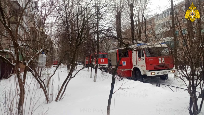 В Брянске в Бежице тушат пожар в квартире