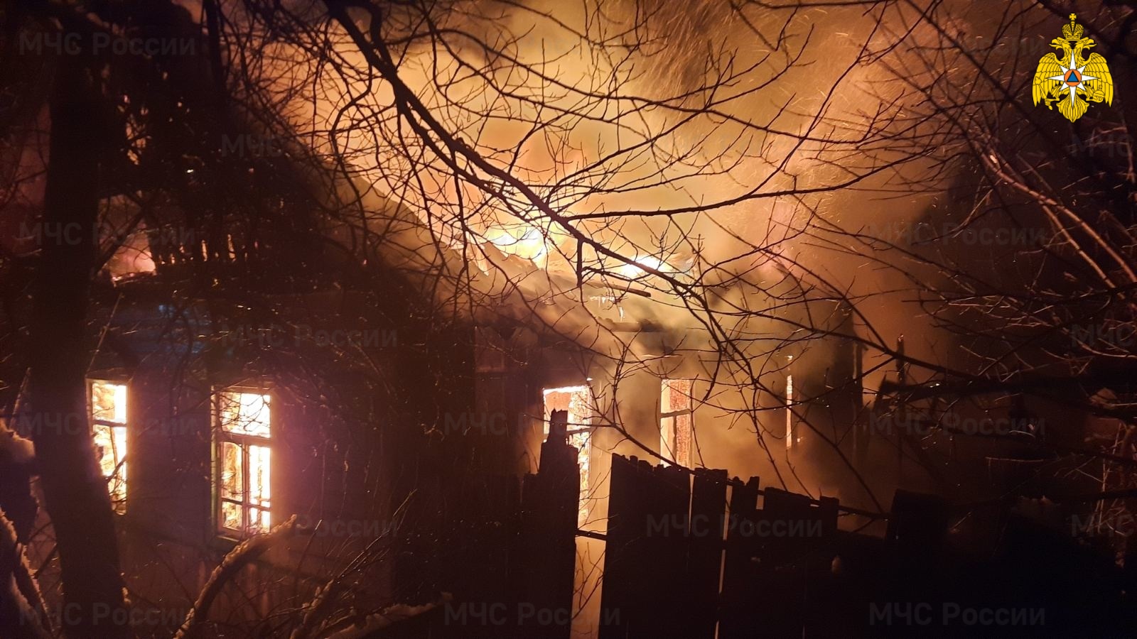 В Суражском районе ночью произошел крупный пожар
