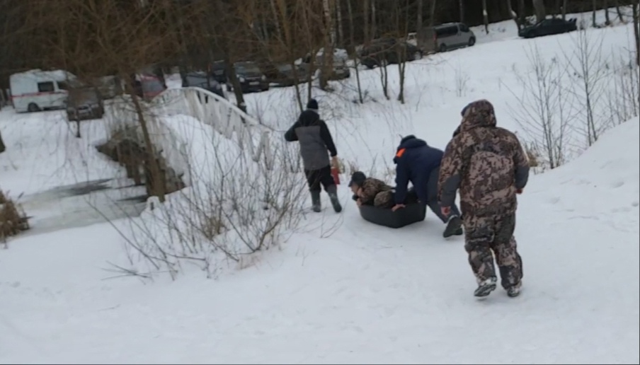 Рванувшего по мокрому льду спасать рыбака медика в Брянске назвали героем
