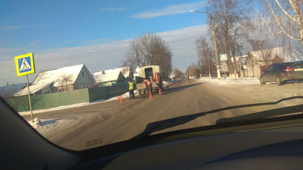 В Климово в мороз дорожники занялись ямочным ремонтом