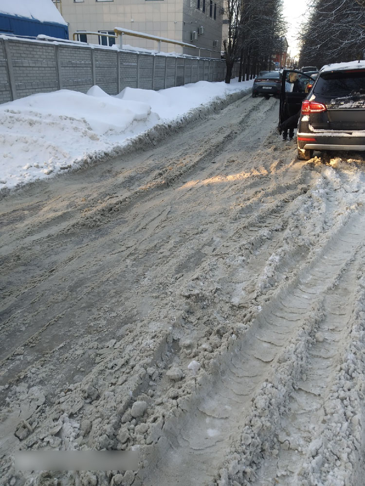 Дорога к областной больнице в Брянске утопает в снежной каше