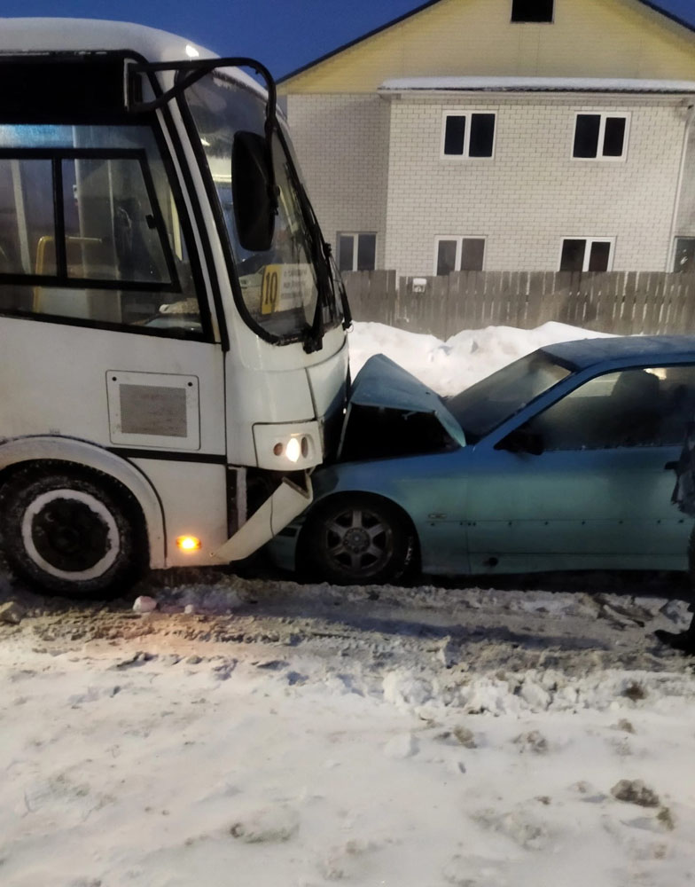 В Брянске утренняя маршрутка попала в ДТП