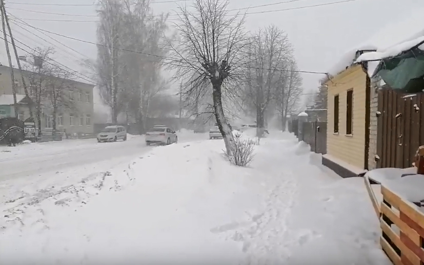 Дорожные службы исчезли с улиц Климово. Тротуары превратились в снежную «целину»