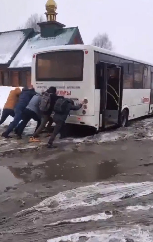 Выбоина в Брянске поглотила рейсовый автобус