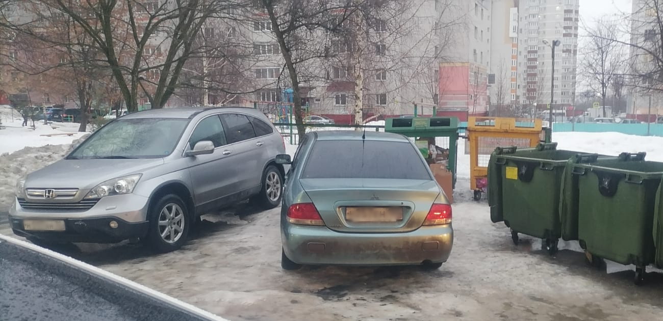 По тротуарам и подъездам заблокируй. Мусоровоз перекрыл машину Мурино.