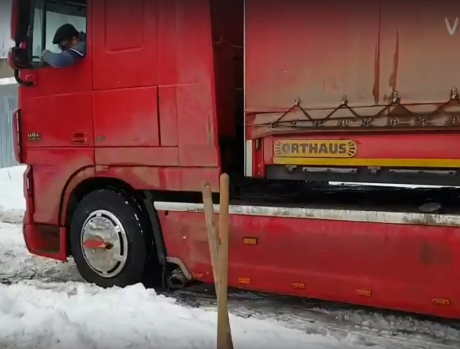 Красный грузовик турецкий. Турецкие дальнобойщики. Машина которая вытаскивает фуры. Вытаскивают фуру к 700 зима. Фура дальнобойщика сбоку из пениаоа.