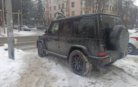 Водителя «Гелика» в Брянске оштрафовали за парковку на пешеходном переходе