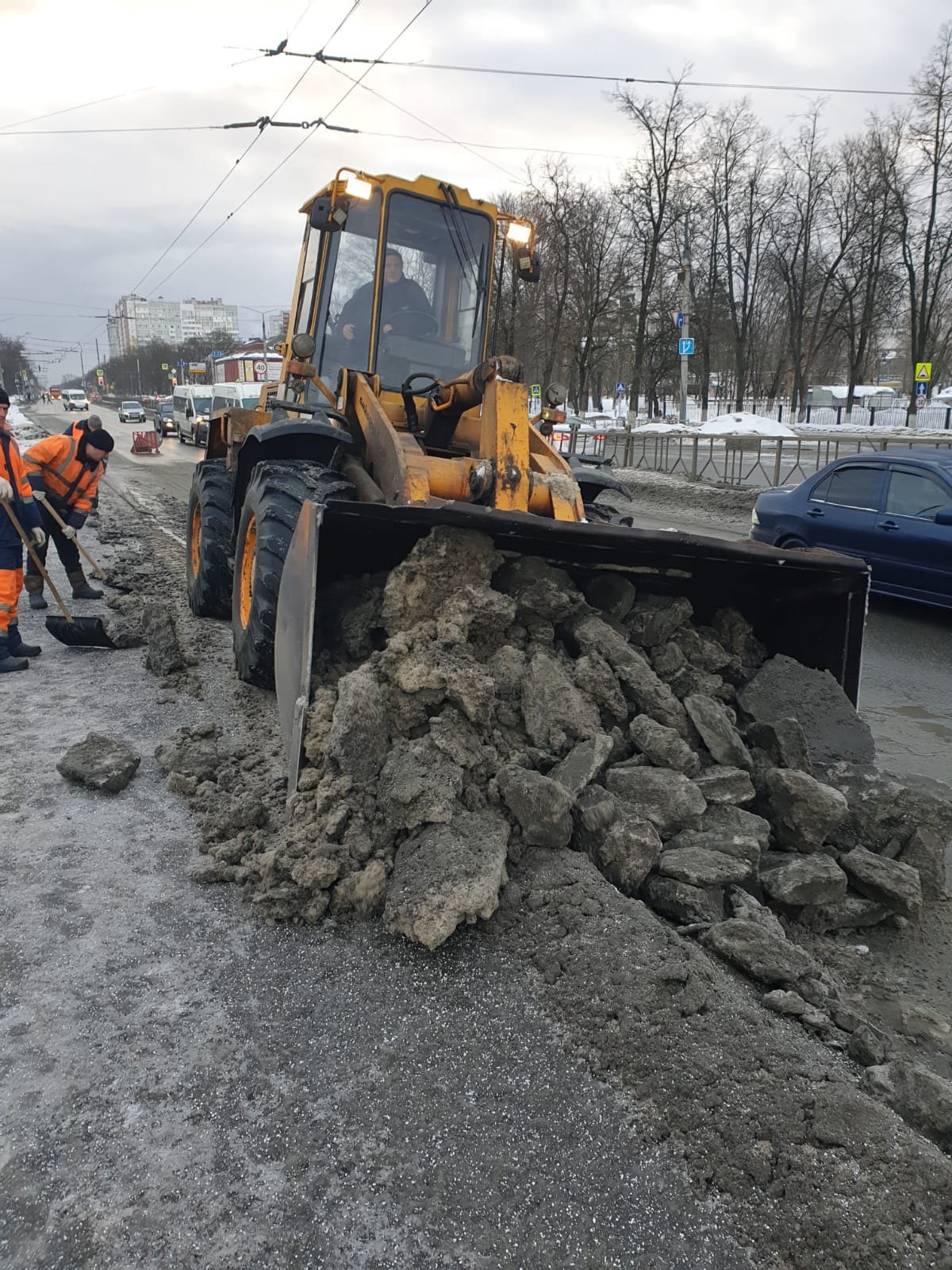 Утром понедельника в Брянске начали ремонт исчезнувшего асфальта на путепроводе