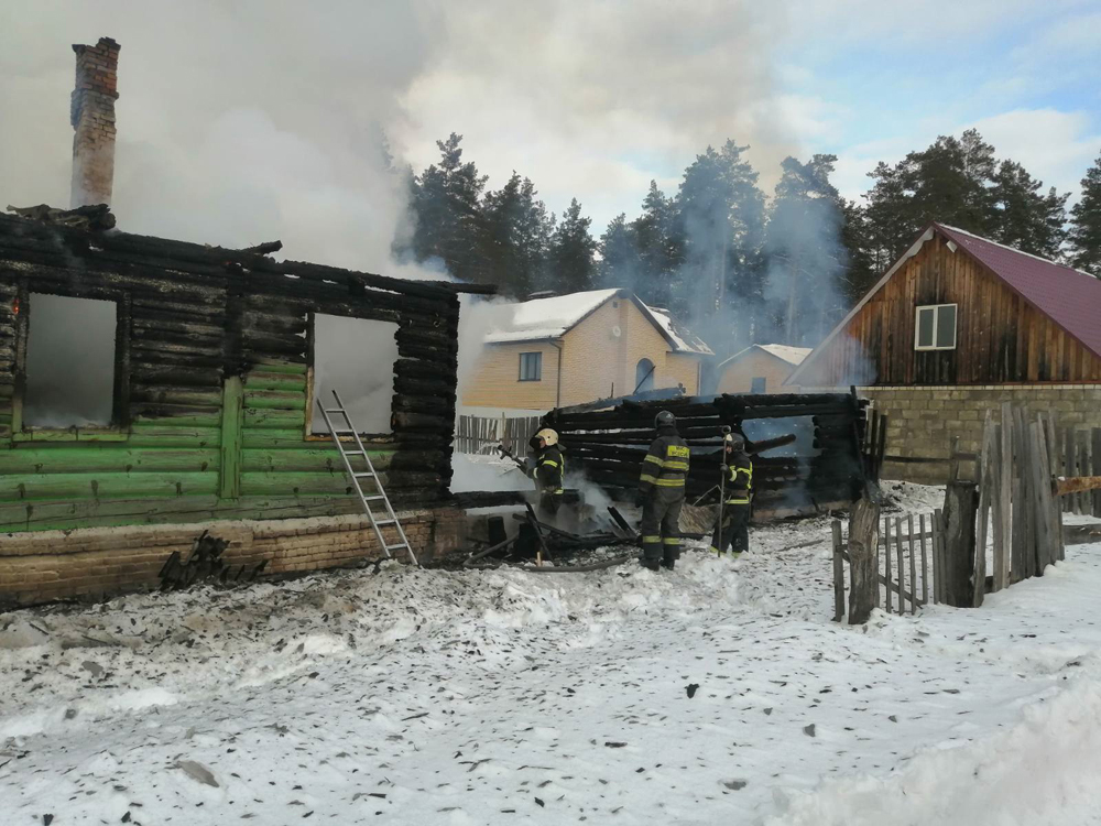 Очевидцы помогли спастись из горящего дома жителю Брянского района